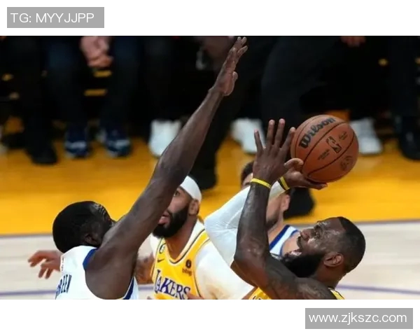 湖人对决热火展现篮球魅力双方明星球员激烈碰撞引发球迷热议 湖人对决热火展现篮球魅力双方明星球员激烈碰撞引发球迷热议